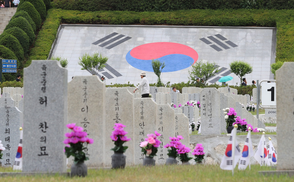 6일 오전 서울 동작구 국립서울현충원을 찾은 참배객들로 북적이고 있다. 신소영 기자 viator@hani.co.kr