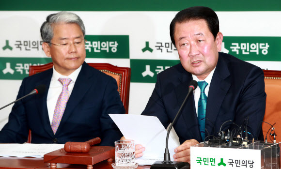 박주선 국민의당 비상대책위원장(오른쪽)이 7일 오전 국회 당대표실에서 열린 비상대책위원회의에서 발언하고 있다. 연합뉴스