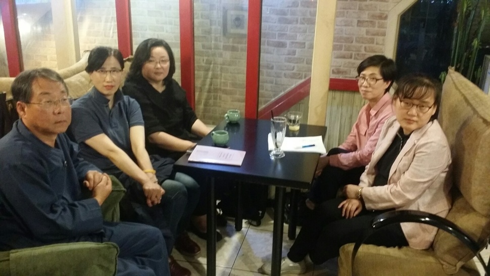 10일 서울의 한 카페에서 고미애 약사상 논의를 위해 지인들이 모였다. 오른쪽부터 지성수 목사, 윤선희 약사, 민중 가수 최도은씨, 원남숙 약사, 이규화 약사다.