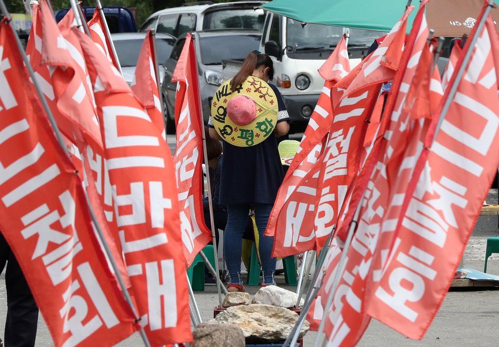 7일 오후 경북 성주군 초전면 소성리 마을회관 앞에 사드철회를 요구하는 내용의 현수막이 걸려 있다. 연합뉴스