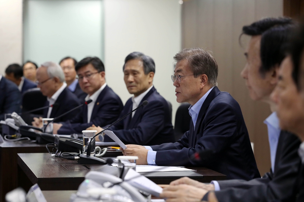 지난달 14일 열린 NSC 상임위에 참석해 보고를 받고 상황을 점검하는 문재인 대통령. 사진 연합뉴스