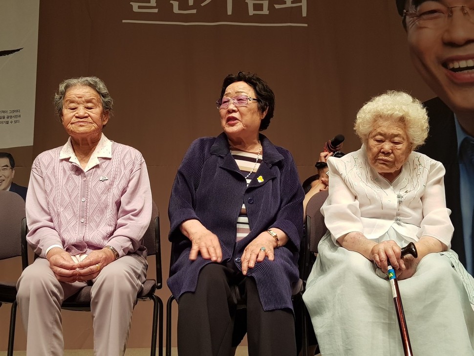 이옥선(90), 이용수(89), 박옥선(93) 등 일본군 ‘위안부’ 피해 할머니들이 8일 서울 중구 프레스센터에서 기자회견을 열고 “강경화 후보자가 외교부 장관이 돼서 역사의 큰 문제인 위안부 문제를 해결했으면 좋겠다”고 지지의사를 밝혔다. 임세연 교육연수생