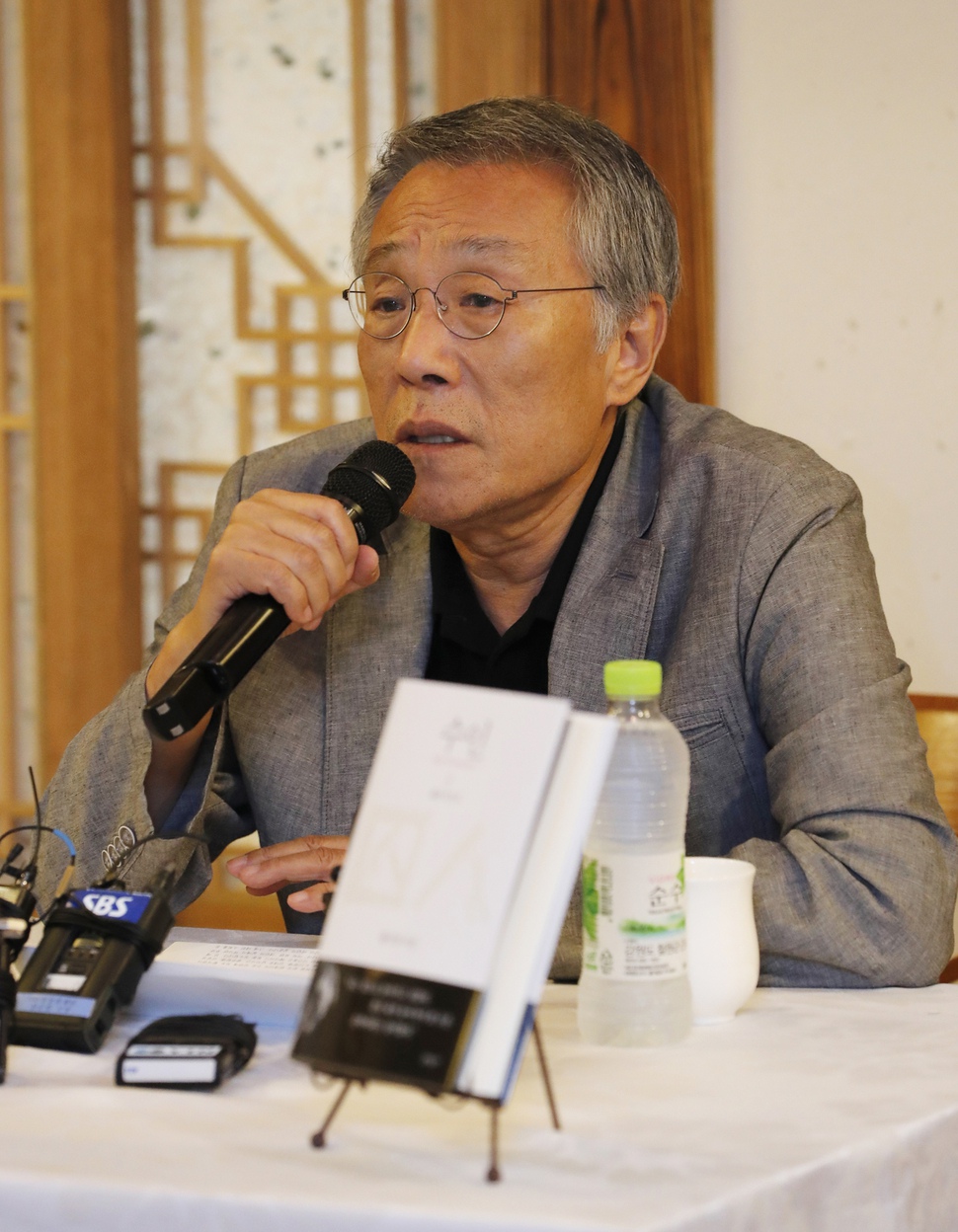 황석영 작가가 8일 오전 서울 종로구 설가온에서 열린 <수인> 출간 기자간담회에서 인사말을 하고 있다. 박종식 기자 anaki@hani.co.kr