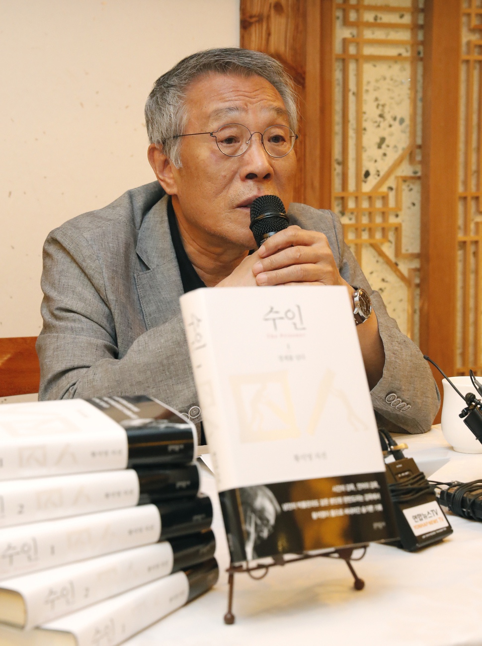 자전 에세이 <수인>을 내고 8일 서울 광화문의 한 음식점에서 기자간담회를 연 작가 황석영. “삶의 결정적인 국면마다 문학이라는 목표나 신념이 없었다면 어떻게 살아 왔을까 싶다”고 말했다. 박종식 기자 anaki@hani.co.kr