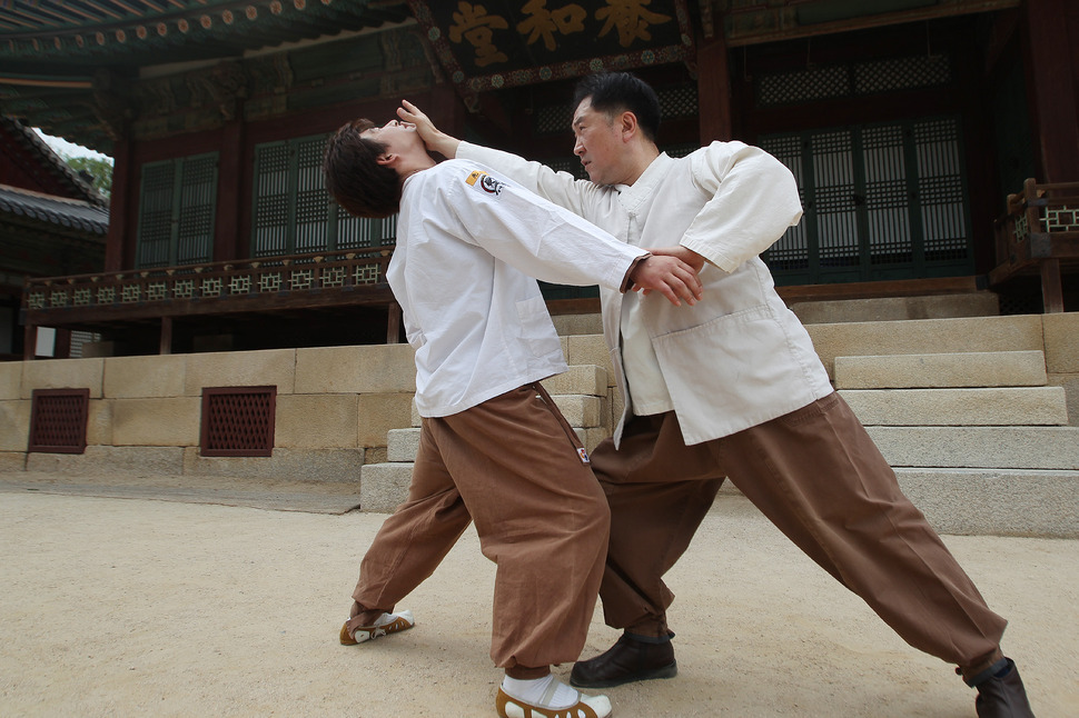 도기현씨가 택견 시범을 보이고 있다