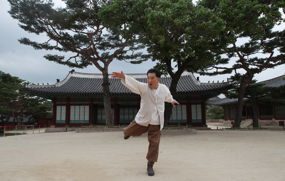 도기현씨가 택견 시범을 보이고 있다.