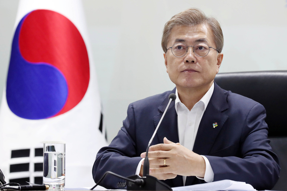 문재인 대통령이 북한이 미사일을 발사한 8일 오후 청와대 위기관리센터에서 국가안전보장회의(NSC) 전체회의를 주재하고 있다.  청와대 제공