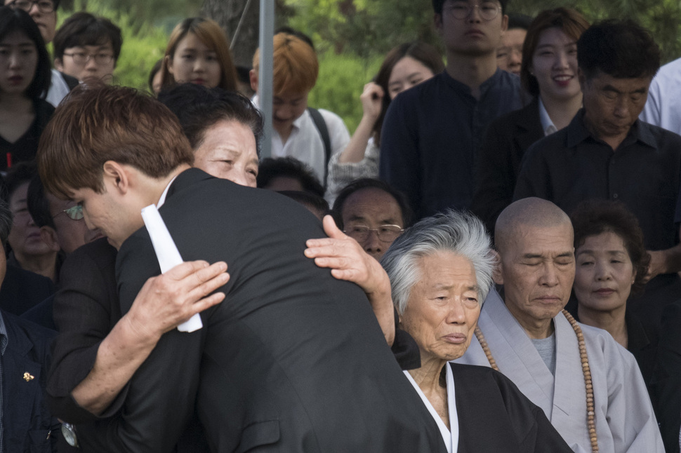 이한열 열사의 어머니 배은심씨가 김현수 연세대 상경·경영대 학생회장과 포옹하고 있다. 김성광 기자 flysg2@hani.co.kr