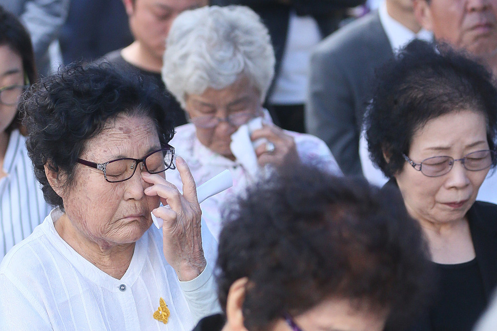9일 오후 서울 서대문구 연세대학교 한열동산에서 열린 ‘제30주기 이한열 열사 추도식’에서 참석자들이 눈물을 흘리고 있다. 공동취재사진
