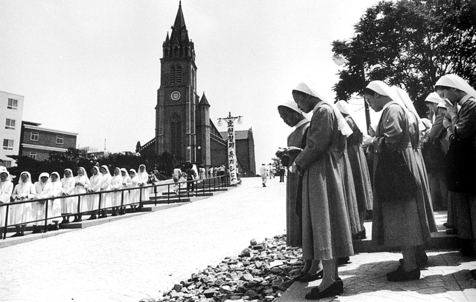 1987년 6월15일 수녀들이 명동성당 앞에서 민주화를 향한 간절한 소망의 기도를 올리고 있다. 6월민주항쟁계승사업회 사진집