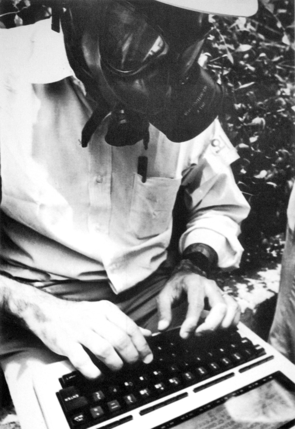 1987년 6월8일 한 외신기자가 방독면을 쓰고 시위현장에서 기사를 송고하고 있다. 6월민주항쟁계승사업회 사진집
