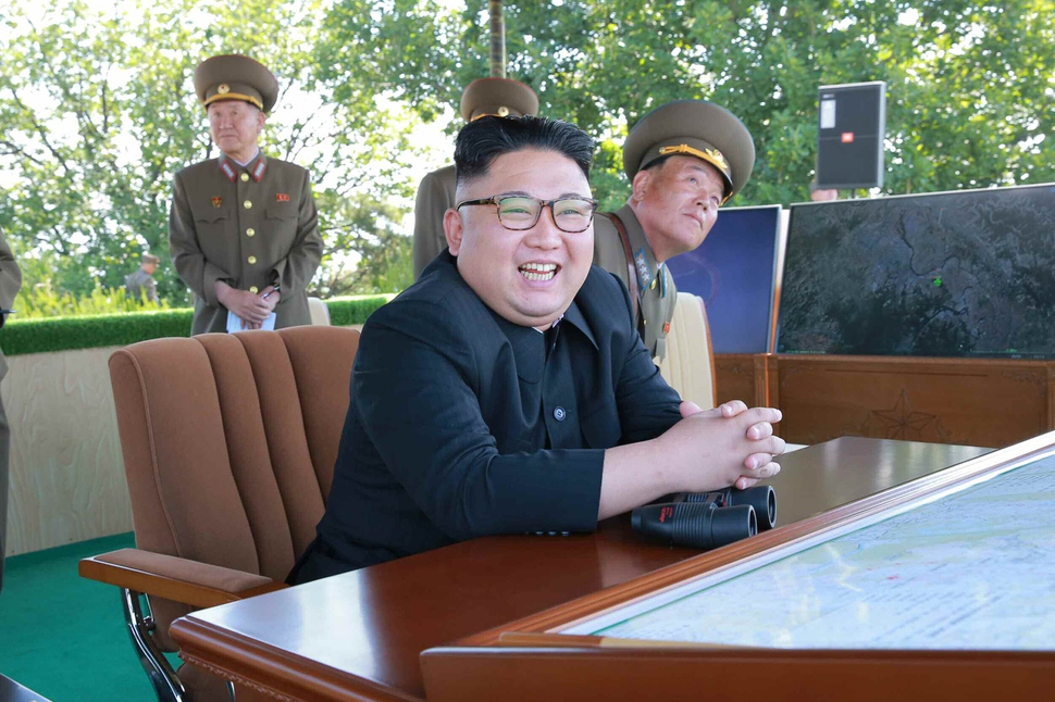 북한군은 4일 김정은 노동당 위원장이 참관한 가운데 ‘항공 및 반항공군 비행지휘관들의 전투비행술 경기대회-2017'을 진행했다고 <노동신문>이 5일 보도했다. 사진은 조종사들의 비행 모습을 지켜보는 김정은 위원장.  연합뉴스