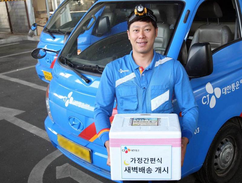 새벽 배송 서비스에 나서는 씨제이대한통운 새벽배송 전담 기사의 모습. 씨제이대한통운 제공