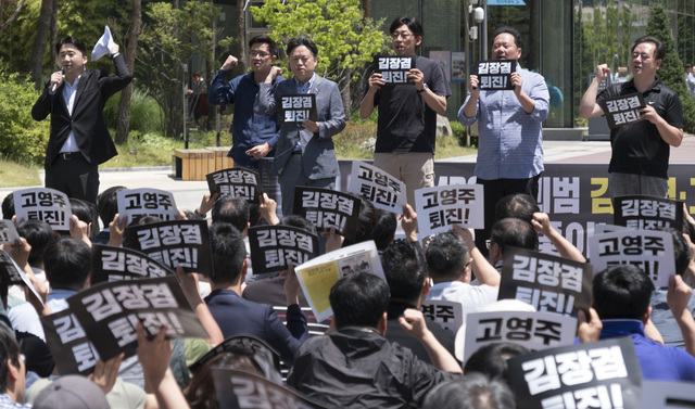 지난 2일 오전 서울 마포구 <문화방송>(MBC) 앞 광장에서 '김장겸 사장 고영주 이사장 퇴진행동 출정식'이 열렸다. 문화방송에서 해직된 최승호 피디, 박성제 기자 등이 전국언론노동조합 문화방송본부 조합원들에게 공정방송 가치 훼손에 대한 책임이 김장겸 사장과 고영주 이사장 등에게 있다고 발언한 뒤 구호를 외치고 있다. 김성광 기자 flysg2@hani.co.kr