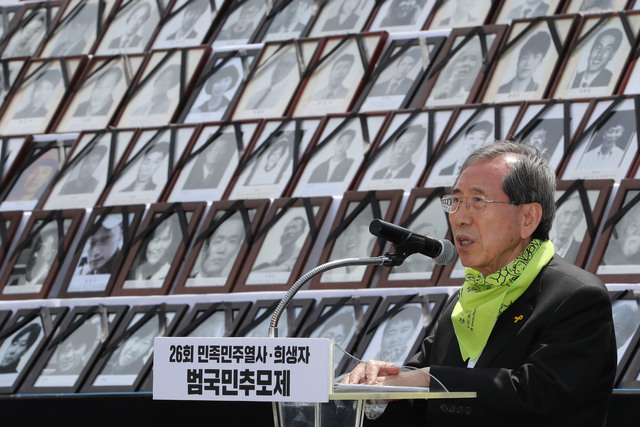 6.10 민주항쟁 30주년을 맞은 10일 오후 서울광장에서 제26회 민족민주열사.희생자 범국민 추모제가 열려 함세웅 신부가 추도사를 하고 있다.