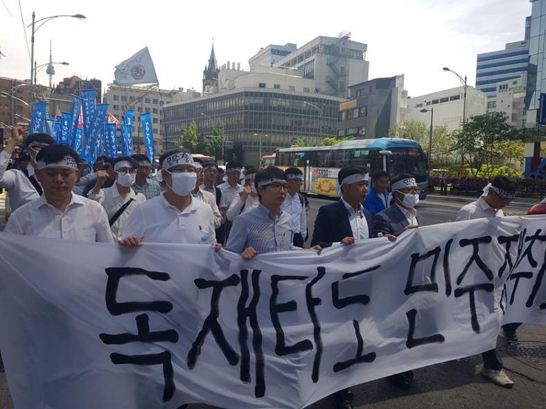 10일 서울 중구 명동성당을 출발해 광화문 거리를 행진하고 있는 ‘6월항쟁군’.