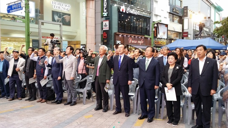 10일 부산 중구 광복로 시티스폿(옛 미화당백화점) 앞에서 열린 ‘6월 민주항쟁 30년 부산 기념식’에서 참가자들이 ‘임을 위한 행진곡’을 제창하고 있다.
