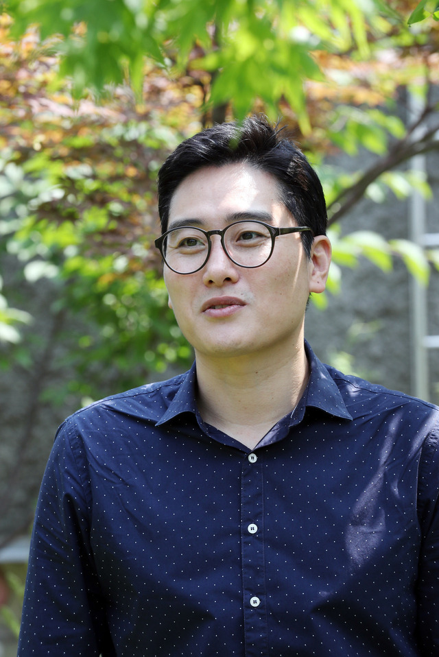 델타보이즈의 고봉수 감독이 8일 오후 서울 마포 한겨레신문사에서 인터뷰를 하고 있다. 김경호 선임기자 jijae@hani.co.kr