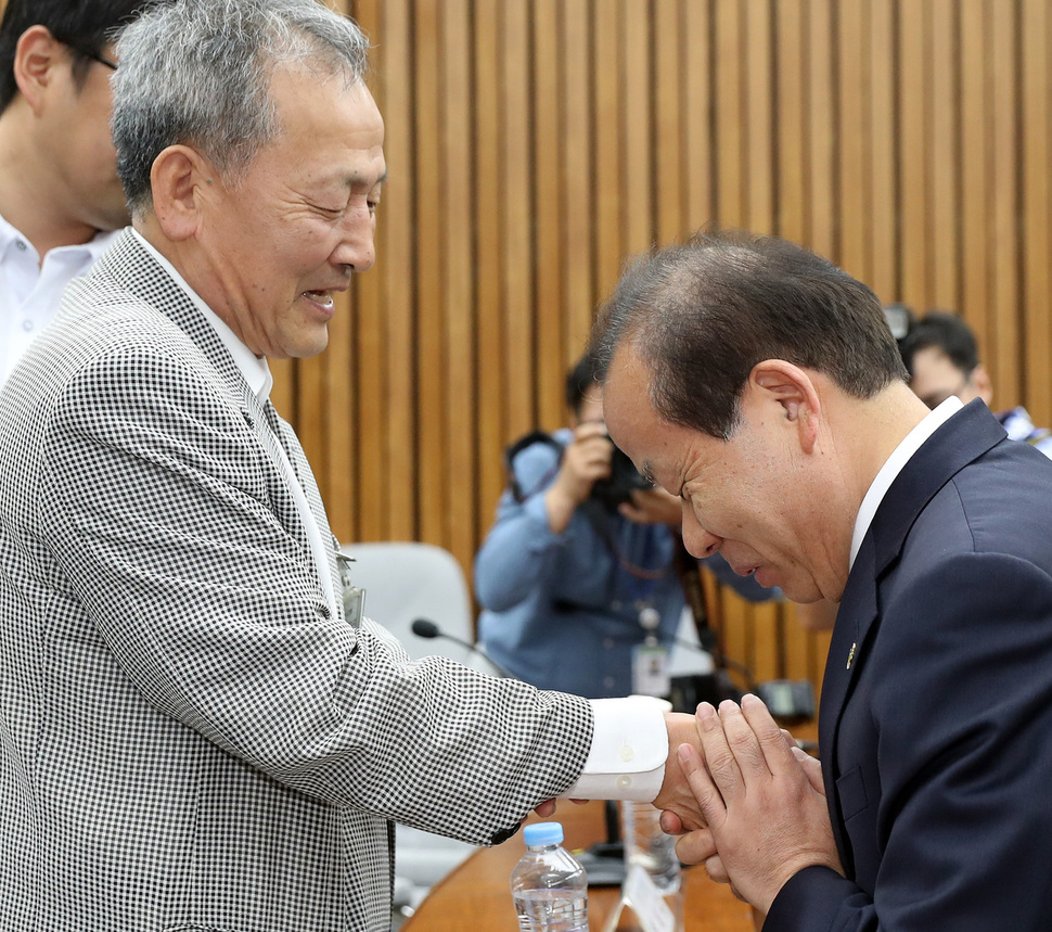 사죄하는 김이수 (서울=연합뉴스) 신준희 기자 = 김이수 헌법재판소장 후보자(오른쪽)가 8일 오후 국회에서 열린 인사청문회에서 5.18 광주항쟁 당시 사형판결을 내린 버스 기사 배 모씨의 두 손을 잡고 고개 숙여 인사하고 있다. 2017.6.8 hama@yna.co.kr/2017-06-08 16:24:36/ <저작권자 ⓒ 1980-2017 ㈜연합뉴스. 무단 전재 재배포 금지.>