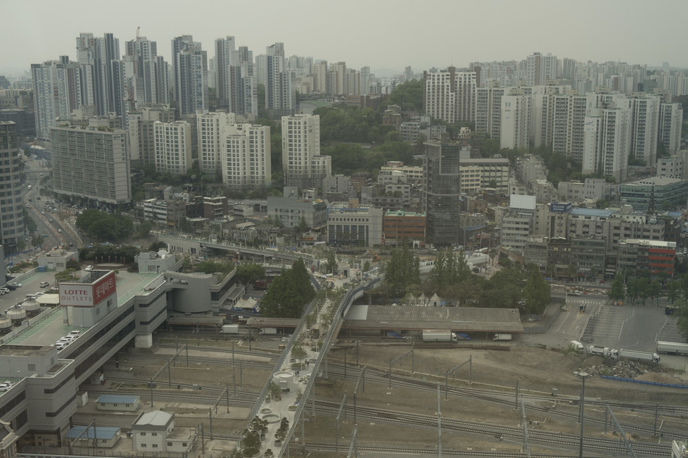 서울역 북서부 중림동 일대 도시재생활성화 계획이 지난달 25일 발표됐다. 이 지역의 오래된 이야깃거리를 관광 및 역사 자원으로 만드는 것이 이번 계획의 뼈대다. 사진은 지난달 4일 오후 서울 중구 세브란스빌딩에서 본 ‘서울로7017’ 인근 중림동 모습. 김성광 기자 flysg2@hani.co.kr