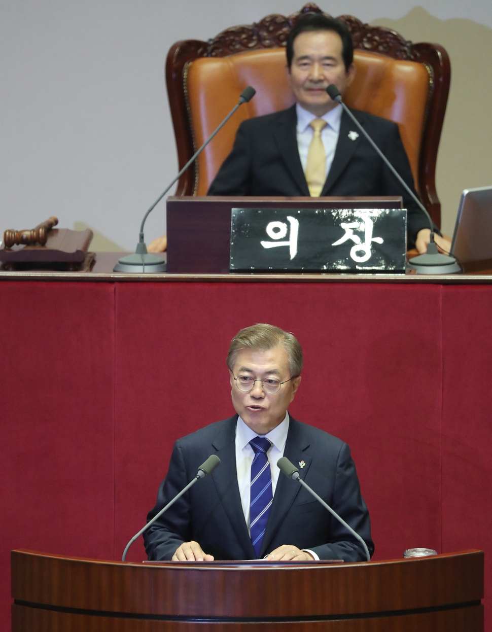 문재인 대통령이 12일 오후 국회 본회의장에서 추경 예산 편성에 협력을 당부하는 내용으로 취임 후 첫 시정연설하고 있다. 연합뉴스