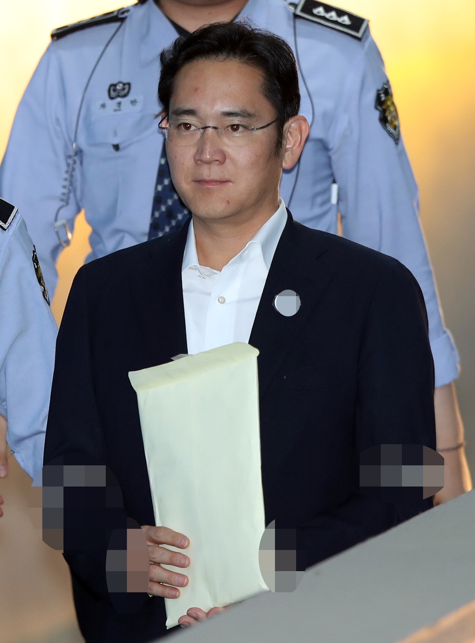 (서울=연합뉴스) 임헌정 기자 = 이재용 삼성전자 부회장이 지난달 26일 서울 서초구 서울중앙지법에서 열린 공판에 출석하기 위해 호송차에서 내려 법정으로 향하고 있다. 2017.5.26 kane@yna.co.kr