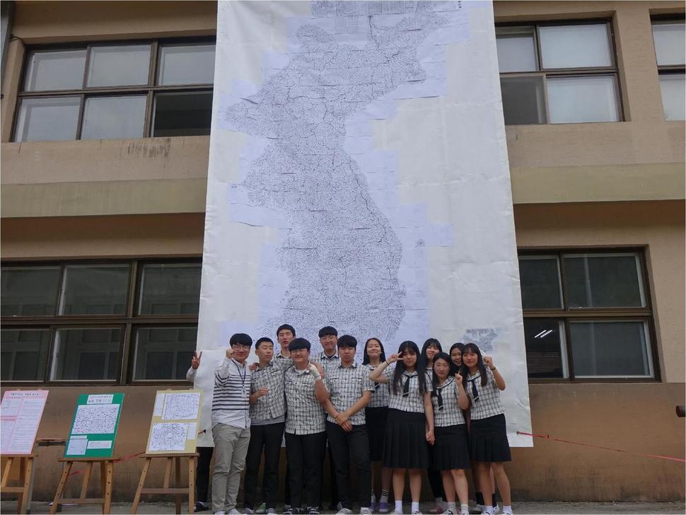 유성희 교사(맨 왼쪽)와 충주 충원고 동아리 ‘너나들이’ 학생들이 손수 제작한 ‘대동여지도’ 원본을 선보이고 있다.충원고 제공