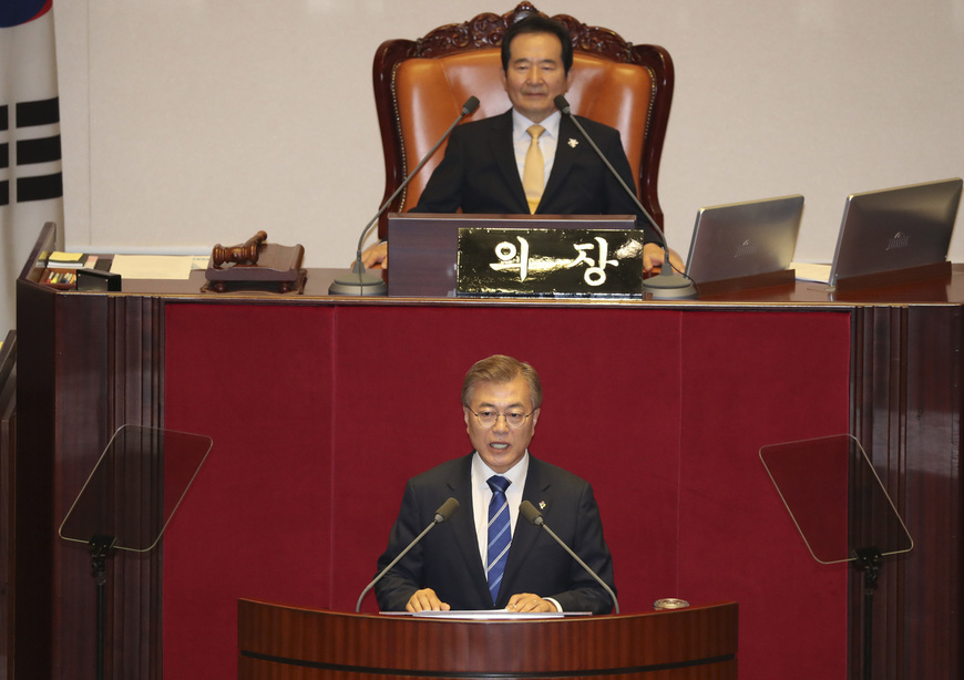 문재인 대통령이 12일 오후 국회에서 추가경정예산안 통과를 당부하는 내용의 시정연설을 하고 있다. 강창광 기자 chang@hani.co.kr