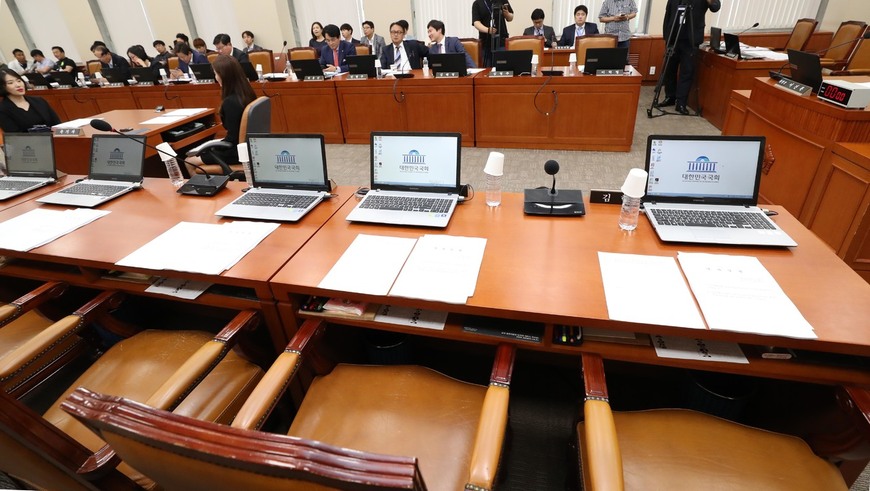 한국당 의원들 어디에… 국회 정무위원회 소속 더불어민주당 의원들이 12일 오후 국회에서 김상조 공정거래위원장 후보자 인사청문경과보고서 채택을 위한 전체회의를 하려고 자유한국당 의원들이 참석하길 기다리고 있다. 자유한국당과 바른정당 의원들의 불참으로 보고서 채택은 무산됐다. 이정우 선임기자 woo@hani.co.kr