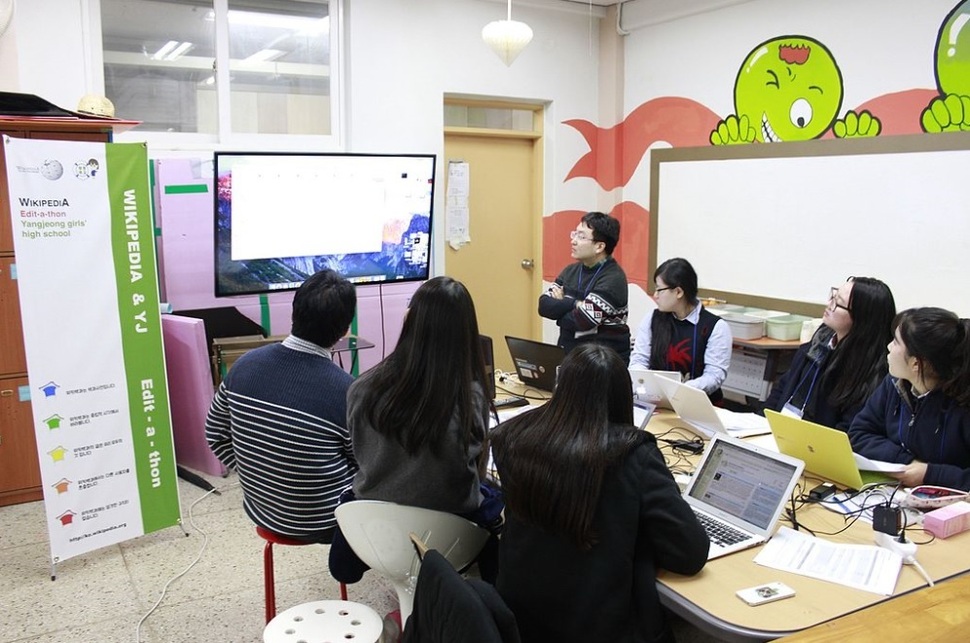 중국어소학회 학생들은 위키미디어재단이 학교에 찾아와 진행한 '에디터톤'을 통해 편집 능력을 끌어올리는 작업을 했다. 위키백과 한국 제공