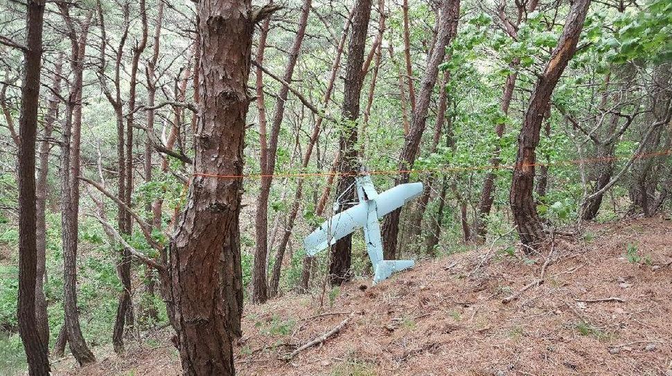 9일 강원도 인제군 야산에서 발견된 북한 무인기 추정 물체. 합동참모본부 제공