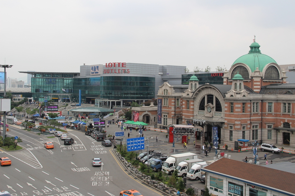 서울역의 광장 가운데 절반가량은 환승센터와 차도를 넓히며 사라져버렸다.