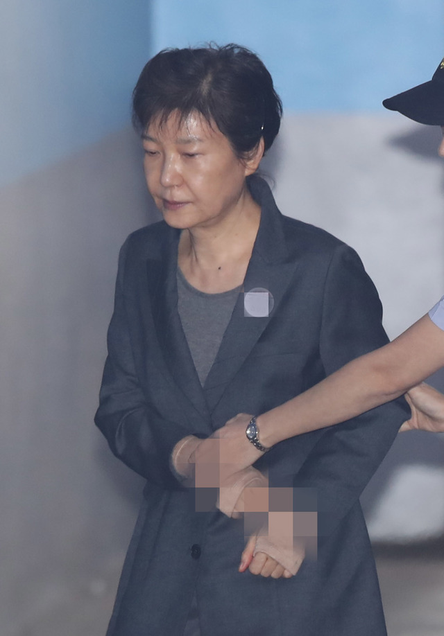 13일 오전 재판에 출석하려고 서울 서초구 서울중앙지법에 온 박근혜 전 대통령. 연합뉴스