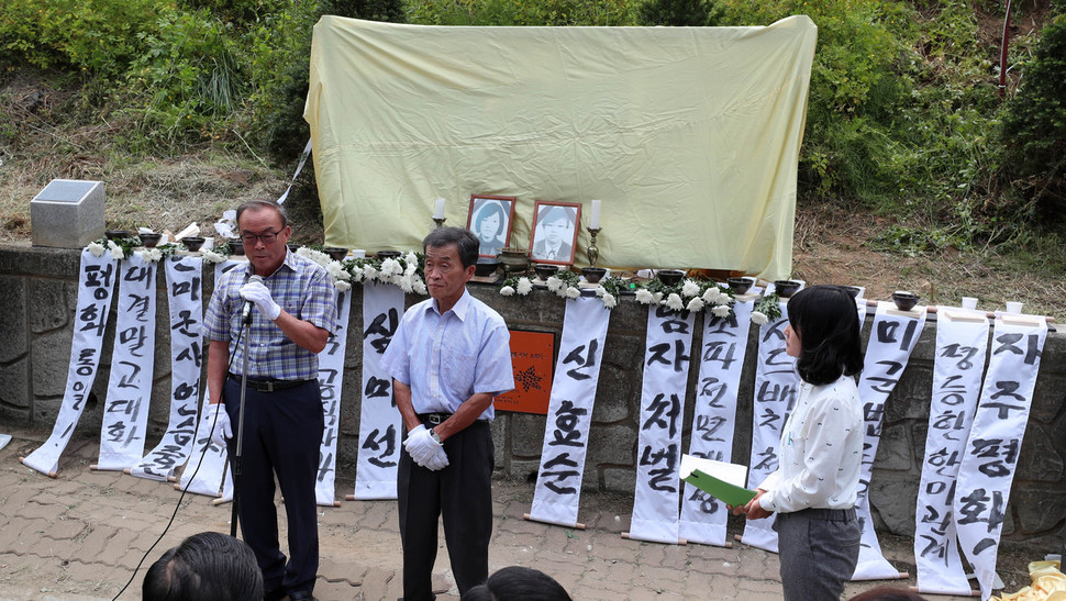 2002년 경기 양주 광적면 효촌리 지방도로에서 주한미군 궤도차량에 치여 숨진 신효순·심미선양 15주기 추모제가 13일 오전 사고현장에서 열렸다. 심양의 아버지 심수보(왼쪽)씨와 신양의 아버지 신현수씨가 참석자들에게 감사 인사를 하고 있다. 유족은 2003년 1주기 추모제 이후 이날 처음 참가했다. 당시 두 여중생은 친구의 생일잔치에 가던 길이었다. 양주/김정효 기자 hyopd@hani.co.kr
