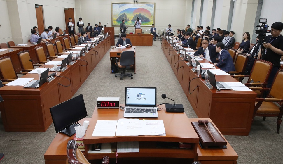 12일 오후 김상조 공정거래위원장 후보자 인사청문경과보고서 채택 등의 안건이 예정된 국회 정무위원회 전체회의가 위원장과 자유한국당 및 바른정당 의원들의 불참으로 열리지 못하고 있다. 연합뉴스