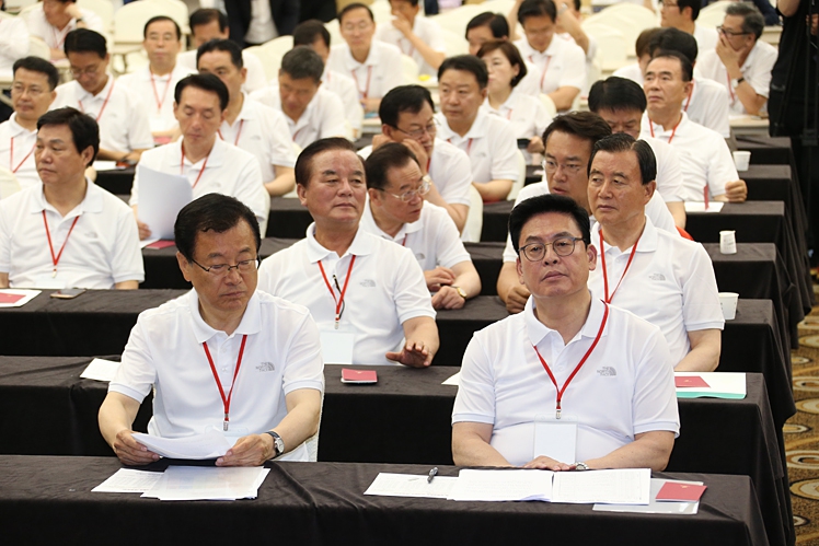 정우택 자유한국당 원내대표와 의원들이 지난 1일 단양군 대명리조트에서 국회의원-당협위원장 연석회의를 진행했다. 자유한국당 누리집 갈무리.