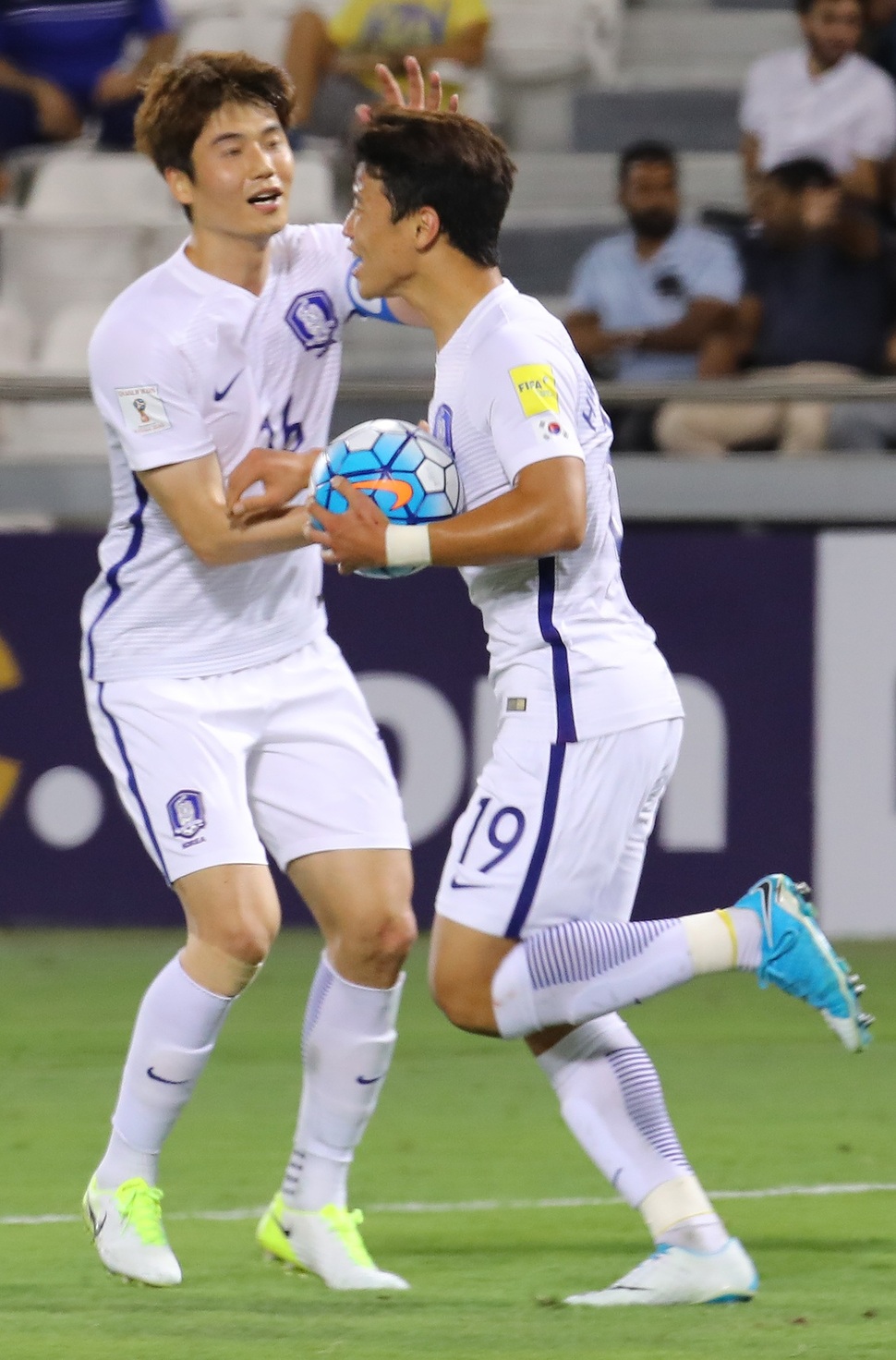 축구대표팀의 주장 기성용(왼쪽)이 13일 오후(현지시각) 카타르 도하 자심 빈 하마드 경기장에서 열린 2018 러시아월드컵 최종예선 A조 카타르와의 경기에서 팀의 두번째 골을 성공시킨 황희찬에게 축하를 전하고 있다. 도하/연합뉴스