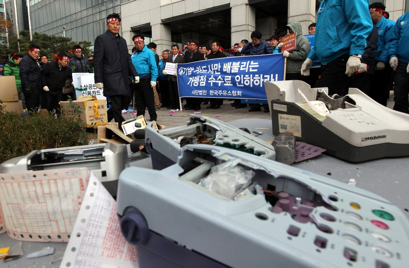 신용카드가맹점 수수료 인하 및 여신전문금융업법 폐지 촉구를 위한 궐기대회를 하고 있는 전국소상공인단체연합 회원들. 김봉규 기자 bong9@hani.co.kr