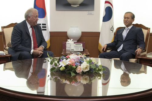 토머스 섀넌 미국 국무부 정무차관(왼쪽)이 14일 오전 서울 종로구 정부서울청사 별관에서 사드(THAAD·고고도미사일방어체계) 배치와 북핵 문제 등을 논의하기 위해 임성남 외교부 1차관을 만나고 있다. 김성광 기자 flysg2@hani.co.kr