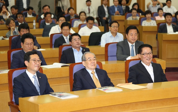 14일 오전 국회 의원회관에서 열린 '6.15 남북공동선언의 의미와 과제' 토론회에 더불어민주당 김한정 의원(왼쪽부터), 임동원 전 국정원장, 박지원 국민의당 전 대표가 참석해 토론을 듣고 있다. 연합뉴스