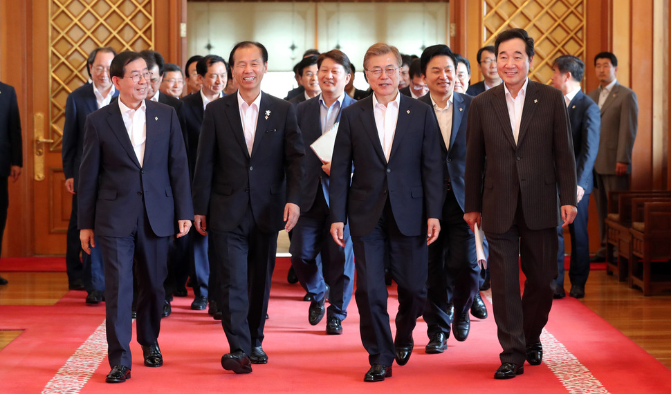 문재인 대통령이 14일 오전 청와대에서 열린 전국시·도지사간담회에 참석하기 위해 입장하고 있다. 앞줄 오른쪽부터 이낙연 국무총리, 문 대통령, 시도지사협의회장인 최문순 강원도지사, 박원순 서울시장. 청와대사진기자단