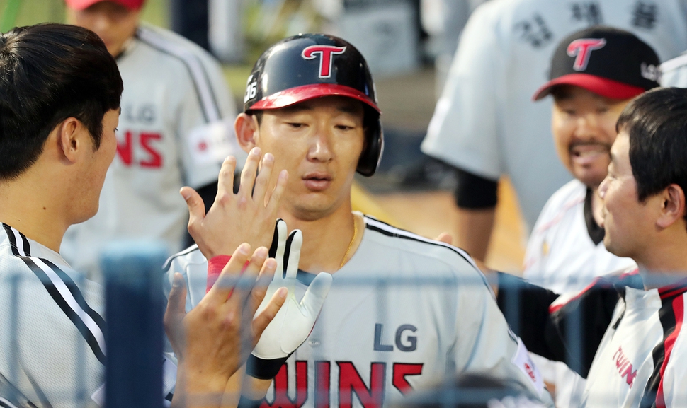 엘지(LG) 트윈스 손주인이 14일 서울 잠실구장에서 열린 두산 베어스와의 프로야구 경기에서 1-0으로 앞선 5회초 선두타자로 나서 홈런을 친 뒤 더그아웃에서 동료들의 환영을 받고 있다. 연합뉴스