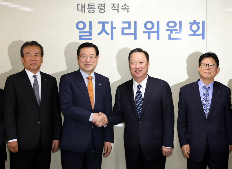 15일 오전 서울 종로구 창성동 정부서울청사 창성동별관에서 이용섭 일자리위원회 부위원장과 박용만 대한상공회의소 회장 등이 참석한 간담회가 열려 참석자들이 기념촬영을 하고 있다. 김태형 기자 xogud555@hani.co.kr