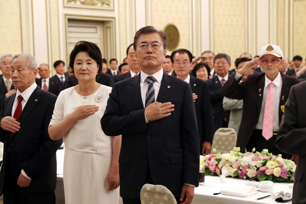 문재인 대통령과 참석자들이 국기에 대한 경례를 하고 있다. 청와대 제공