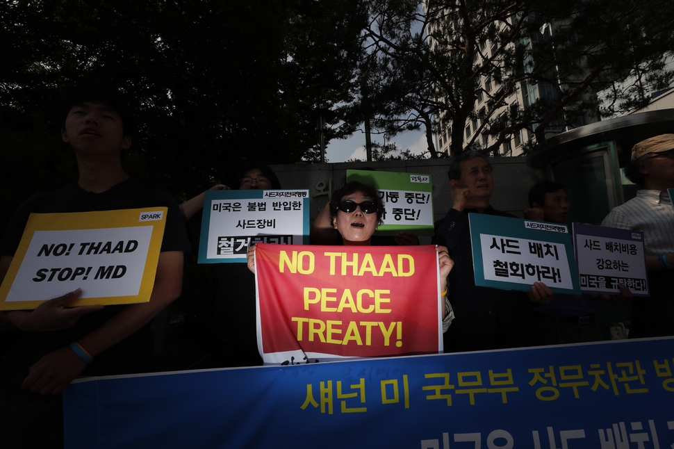 ‘사드 반대, 평화조약’(NO THAAD, PEACE TREATY) 손팻말을 든 ‘사드한국배치저지전국행동’ 회원들이 토머스 섀넌 미 국무부 정무차관이 외교부를 방문한 지난 14일 외교부 청사 앞에서 사드 배치 중단을 요구했다. 이들은 외교부 청사로 향하는 섀넌 일행을 향해 목소리를 높였지만, 대답 없는 외침이 되어 돌아왔다. 참가자들은 “섀넌 차관이 한-미 정상회담을 앞두고 문재인 정부에 사드 배치를 강요하는 것은 아닌지” 우려했다. 박종식 기자 anaki@hani.co.kr