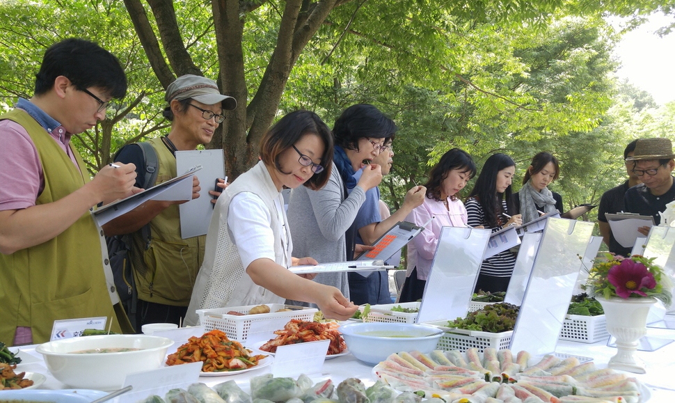 15일 경기도농업기술원이 연 토종채소 요리 시연회 모습.