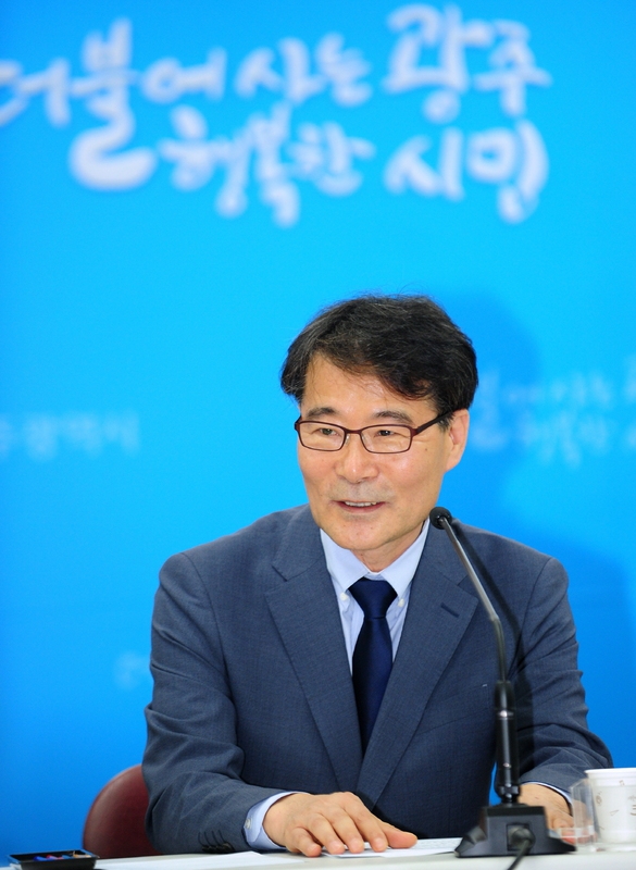 장하성(왼쪽) 대통령비서실 정책실장이 15일 오후 광주광역시청 기자실에서 기자간담회를 열고 있다. 광주시 제공