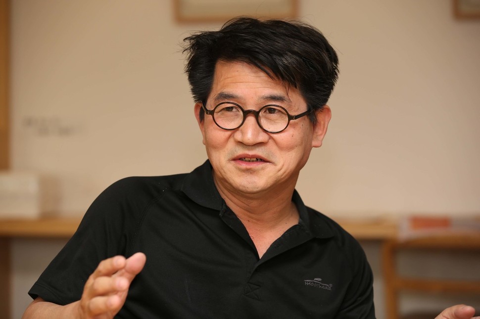 ‘짧은소설’을 모은 책 세권을 한꺼번에 낸 성석제. “글로 이야기할 수 있어 영예로웠다. 이야기 속에 등장하는 수많은 존재, 관계, 시간 들이 참으로, 진심으로 고맙다”(<사랑하는, 너무도 사랑하는> ‘작가의 말’)고 썼다. 류우종 <한겨레21> 기자 wjryu@hani.co.kr