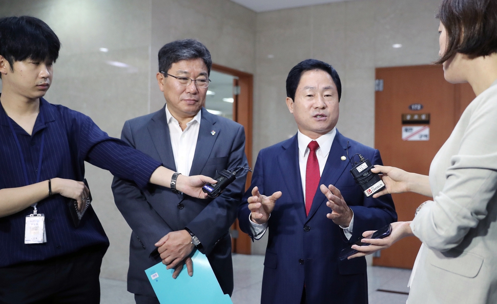 자유한국당 법제사법위원회 소속 주광덕(오른쪽 둘째), 윤상직 의원이 16일 오전 국회 정론관에서 안경환 법무부 장관 후보자 내정철회를 요구하는 기자회견을 마친 뒤 기자들과 질의응답을 하고 있다. 연합뉴스