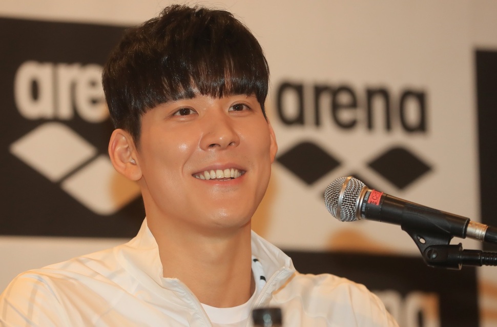 박태환이 16일 서울 강남구 삼성동 그랜드 인터컨티넨탈호텔에서 열린 아레나와의 후원 협약식에서 세계대회 메달 목표를 밝히고 있다. 연합뉴스